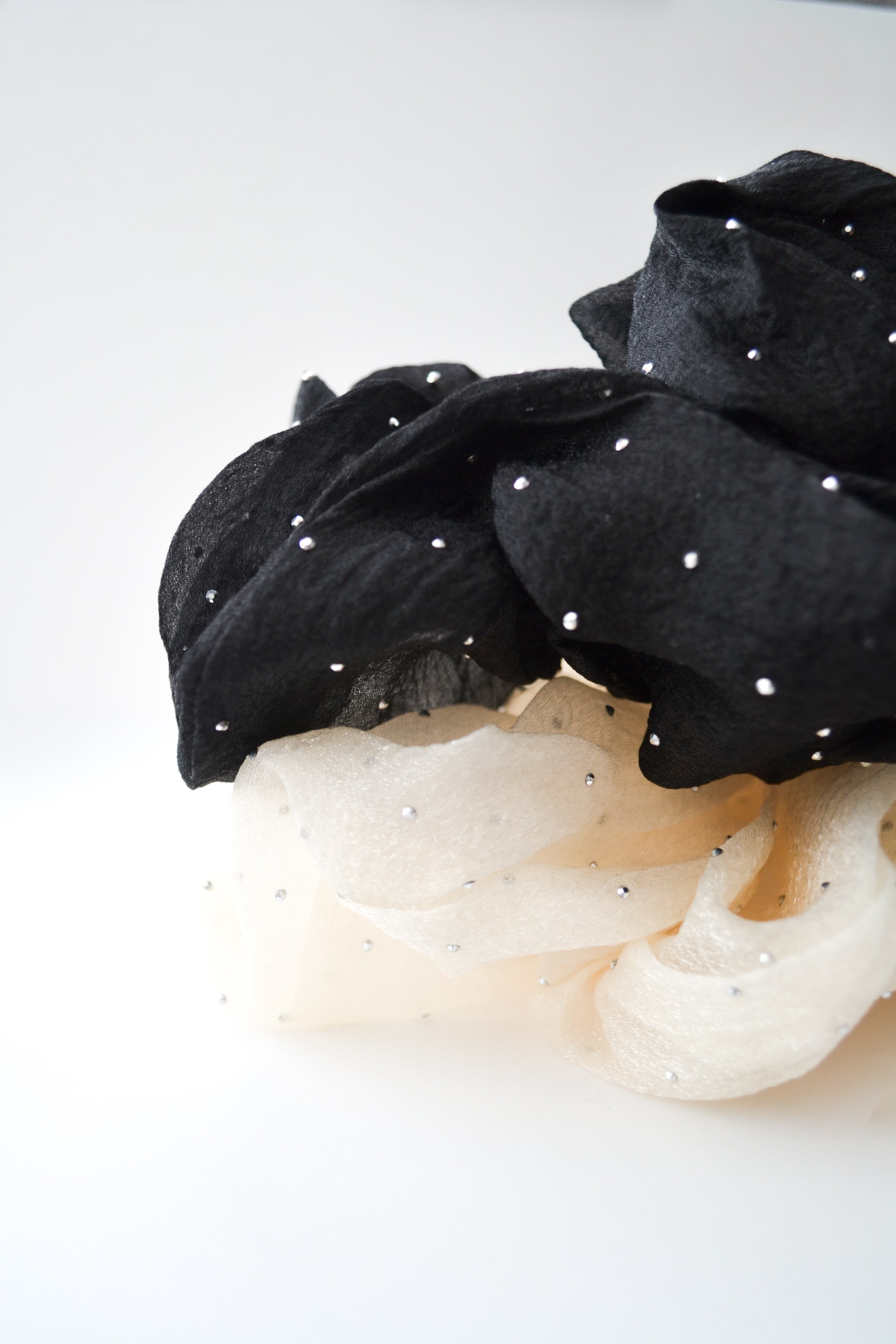 the dot scrunchie (jumbo)